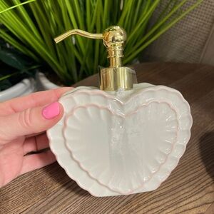 Pink Heart 🩷 🎀 Valentine hand painted Ivory & Gold Ceramic Soap Dispenser NWT